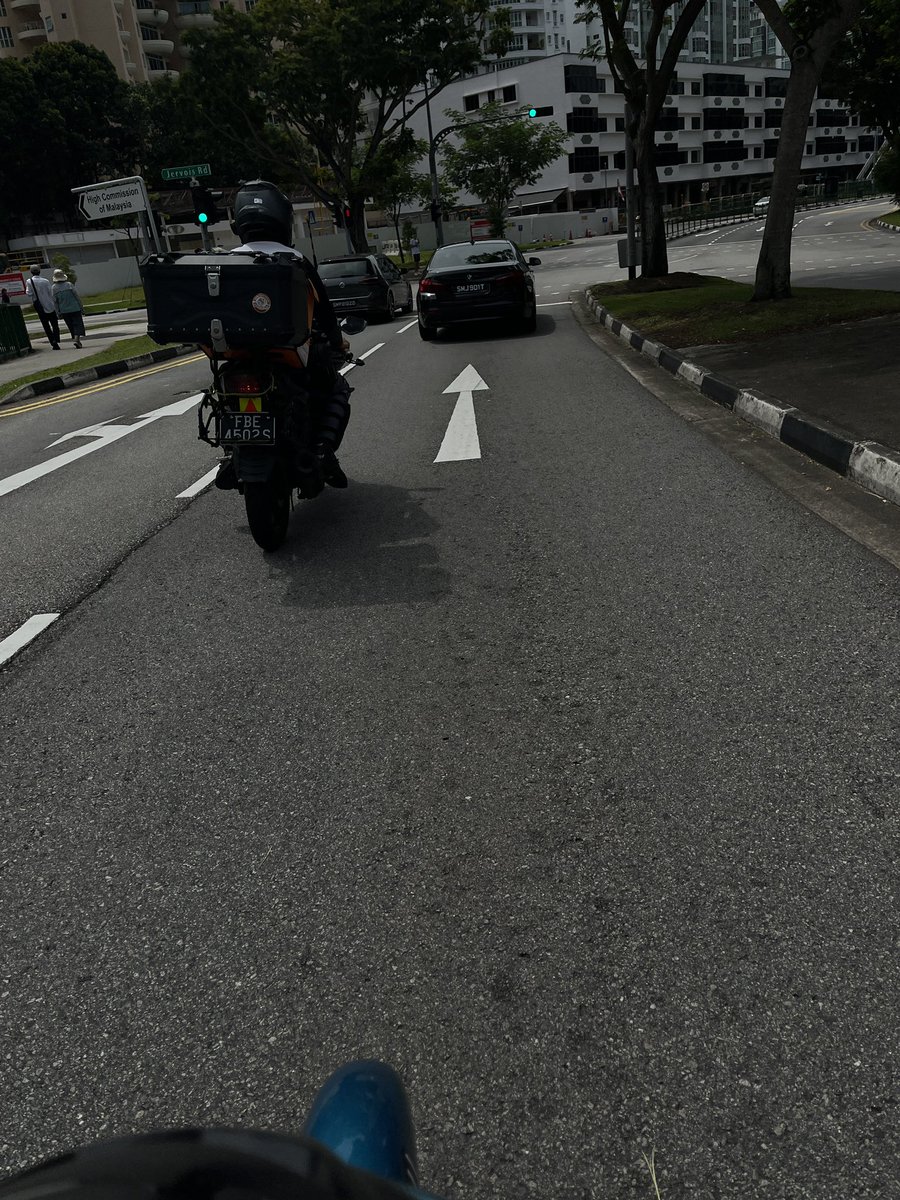 This guy is the worst rider to live in sg, for those who ride in town bm tiong bahru area u know how this fucker rides fking r15 with lalamove box knn dont care abt urself nvm think of other ppl la everytime bump into him i like want take my father wheelchair throw at him sia https://t.co/v0JAkhlXb2