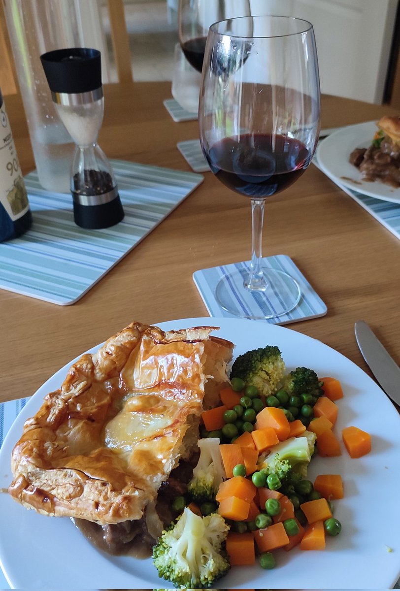 Sunday evening dinner and an @juliadarwen Scottish Steak pie, as good as any Scot could make! Deserves a wine of depth and quality from @gianlucamorino Who would have thought a Nizza docg and a Scottish steak pie would be the perfect pairing?