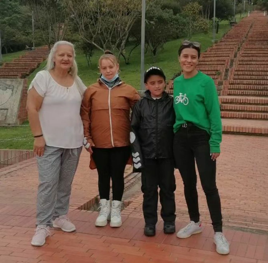 Impactamos 1 Familia ♥️🚲 Realizamos la primera donación del 10% de ganancias de <a href="/bonitasenbici/">Bonitasenbici</a> con 2 rompevientos para doña elizabeth y su hijo Daniel en Suba Berlín así mismo con una gestión logramos conseguirle una bici a Daniel con <a href="/Zonabiciclaje/">Zona Biciclaje</a> a quienes agradecemos #🚲♥️