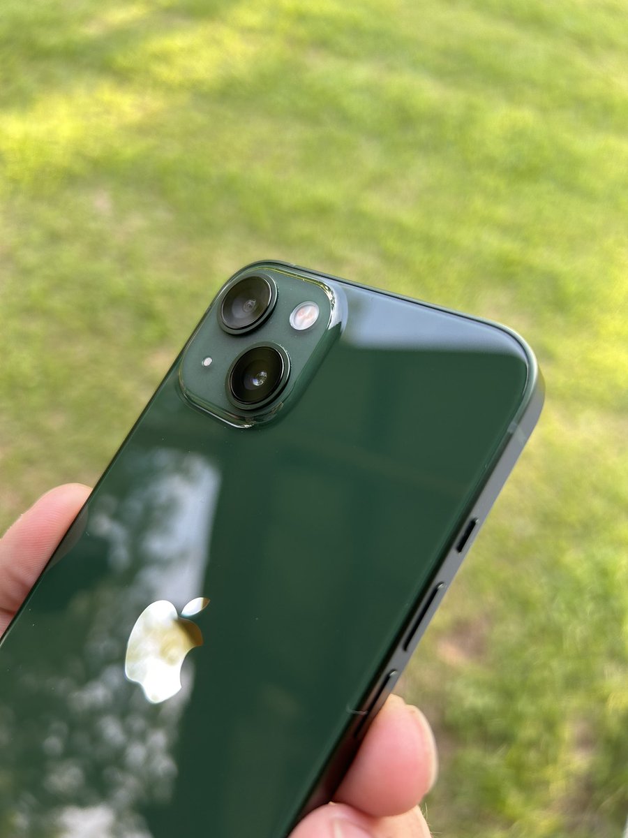 ThatGuyRob096's tweet image. Loving this Green color on this iPhone 13! I really do hope apple makes another free color. #iPhone13 #Apple #AlpineGreen #Green