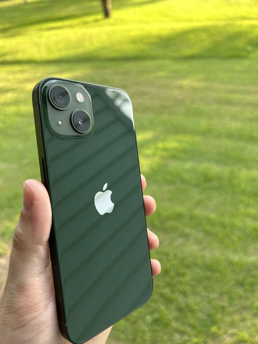 ThatGuyRob096's tweet image. Loving this Green color on this iPhone 13! I really do hope apple makes another free color. #iPhone13 #Apple #AlpineGreen #Green