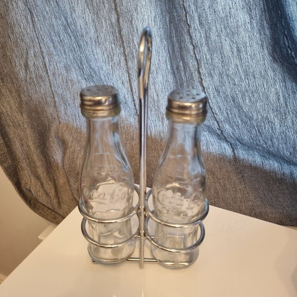 OFFER: Salt and pepper shaker (Dursley, Cam) ilovefreegle.org/message/100892…