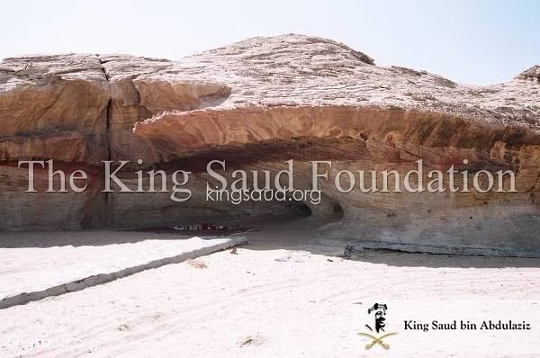 kingsaud's tweet photo. #غار_سعود في #نجران :”يقع غار الملك سعود بن عبدالعزيز -رحمه الله- في شمال منطقة نجران في الجنوب الغربي للمملكة العربية السعودية، كما يعتبر من المواقع التاريخية والأثرية والسياحية المميزة التي يرتادها السواح والقادمون إلى نجران ويقع في منطقة تسمى "#الحماد" قريبة من الحدود اليمنية.: اعتبر الملك سعود الغار مكانًا ومقرًّا للتموين ولخزائن الأسلحة وقريبًا من مواقع السيطرة والمراقبة والقرب من مواقع الماء والطرق التي تؤدي إلى نجران، وفي شمال الغار يوجد كهف وضع للخزائن، وفي ظهر الجبل مواقع للمراقبة على الحماد من موقع سمي "حيد سعود"، ويبعد الغار عن نجران 90 كلم على الطريق المؤدي إلى منطقة عسير.
وبهذا الاختيار تمكنت العسكرية السعودية ومنذ أكثر من 70 عامًا الانتصار في حرب الجبال في معارك ١٩٣٤م لاستخدامها عقلية إستراتيجية تكتيكية حربية، وخيم الملك وجيشه حوالي أربعة أشهر، وكان الغار مقرًّا لانطلاق الملك -رحمه الله- على رأس جيش إلى نجران، مرورًا بخميس مشيط ثم ظهران الجنوب والفيض، وخيم -رحمه الله- في #الثويلة، وكانت طلائع الإمداد وصلت بقيادة الأمير فيصل بن سعد واتجهت إلى #باقم.
أما ولي العهد الأمير سعود بن عبدالعزيز فاتجه إلى منطقة الحماد؛ وهي منطقة الغار؛ ولذلك سمي باسم "غار الملك سعود"، وخيم عليها وكان في معيته من الأمراء: محمد بن سعود الكبير، وخالد بن محمد بن عبدالرحمن القائد لفرقة أخرى من الحملة، وعبدالله الفيصل آل فرحان، وجحافل الجيوش التي تشكلت من عدة شوكات "الشوكة تماثل لواء في الوقت الحاضر"، واستعاد نجران تحت لواء الحكم السعودي بعد معركتي نقعة وباقم.
ولقد اختار الملك سعود -رحمه الله- الغار الذي أطلق عليه "غار الملك سعود" في الحماد؛ ليكون مكانًا للتموين ولخزائن الأسلحة، وليكون قريبًا من مواقع السيطرة والمراقبة، ولقربه من مواقع الماء والطرق التي تؤدي إلى نجران، وهذا من الغار من الشمال يوجد فيه كهف وضع للخزائن، وفي ظهر الجبل مواقع للمراقبة على الحماد من موقع سمي "حيد سعود". يبعد الغار عن نجران 90 كلم على الطريق المؤدي إلى منطقة عسير.”