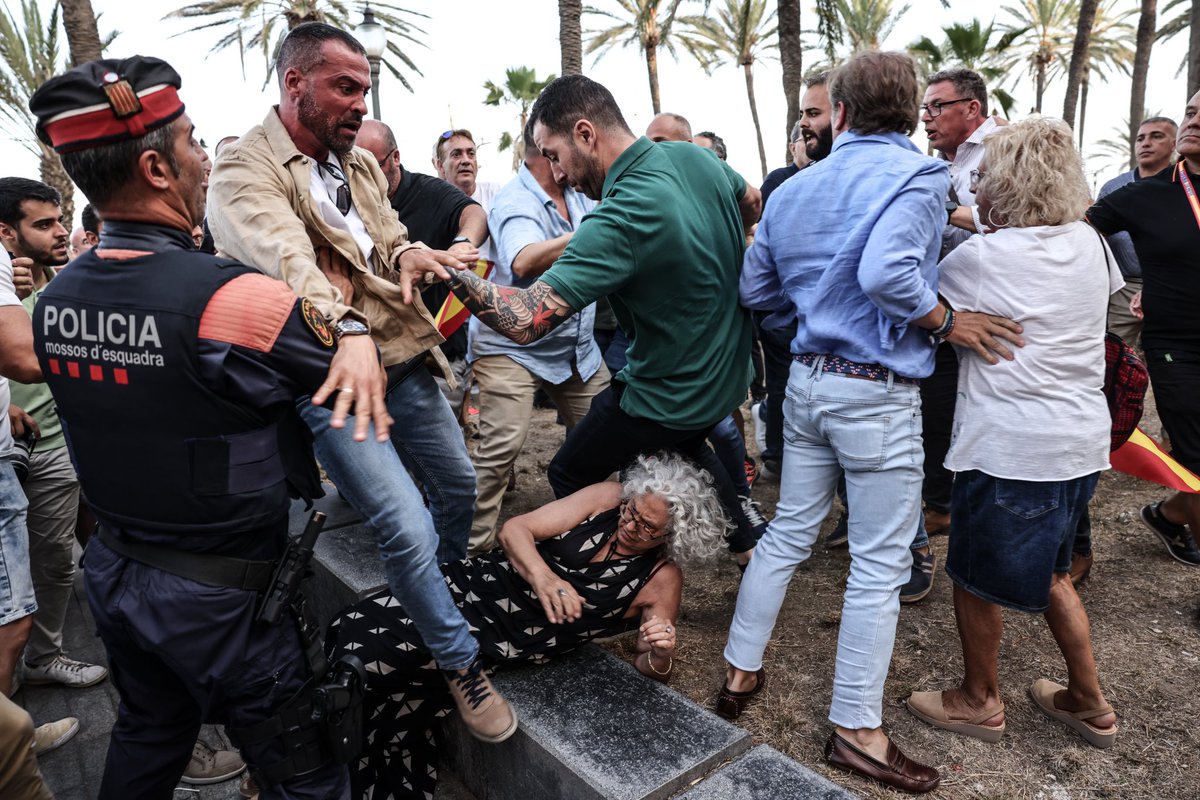 Al míting de VOX a Badalona aquesta tarda, votants del partit d'extrema dreta han atacat a les persones que protestaven contra l'acte per <a href="/business/">Bloomberg</a>