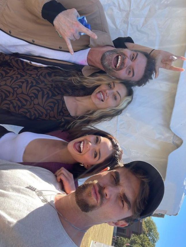 israkha43896726's tweet photo. Paralel Evren #kolvina #Haylijah Buluşmuş en güzel son böyle olabilir bu dörtlü böyle bitebilirdi çok isterdim bu dörtlü sahnesi izlemek https://t.co/4Jwk3Qqyc6