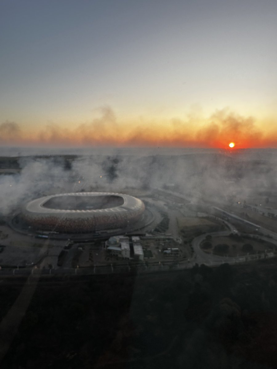 helivate's tweet photo. Smokey Soccer City Sunset 

#fnbstadium #sunset #joburg #JoburgByAir #helicopterlife #soweto #helivate https://t.co/83QRKVWmc3