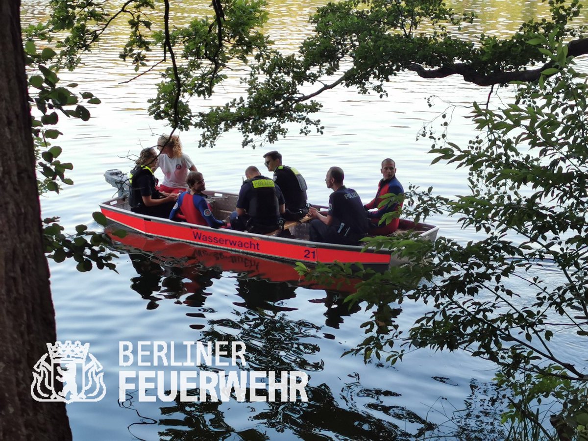 Berliner_Fw's tweet photo. #Wasserrettung am #Schlachtensee 
Notruf über regungslose Person mitten auf dem See. Einsatzkräfte der @polizeiberlin waren zuerst am Ort, retteten die Person aus dem Wasser und begannen Wiederbelebung. Rettungsteam mit #Notärztin haben übernommen, Person kam in Klinik. #GoodJob https://t.co/PVrI4fGKnL