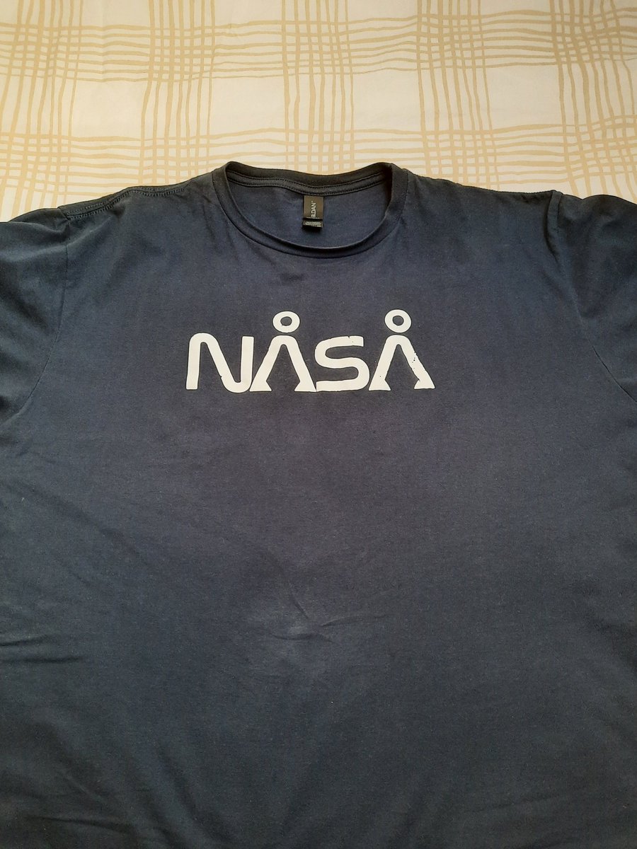 I've been looking for a NASA t-shirt for ages now, but I've had difficulty finding one I like. That is until I went to LFCC last weekend. I found one that not only said NASA, but the stargate symbol for earth replaced the 'A'. Perfect.
