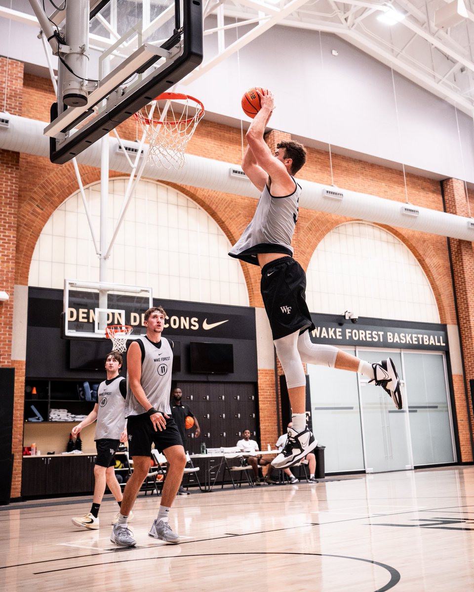 WakeMBB's tweet photo. levitate,
levitate,
levitate
#twitterlessMatt | #GoDeacs 🎩 https://t.co/R2Zr1bwUyG
