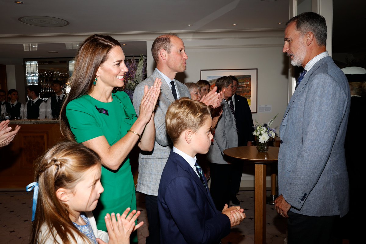 El Rey felicita, junto a los Príncipes de Gales y los Príncipes George y Charlotte, a Carlos Alcaraz tras su primera victoria en la final individual masculina de Wimbledon.

➡️casareal.es/ES/Actividades…