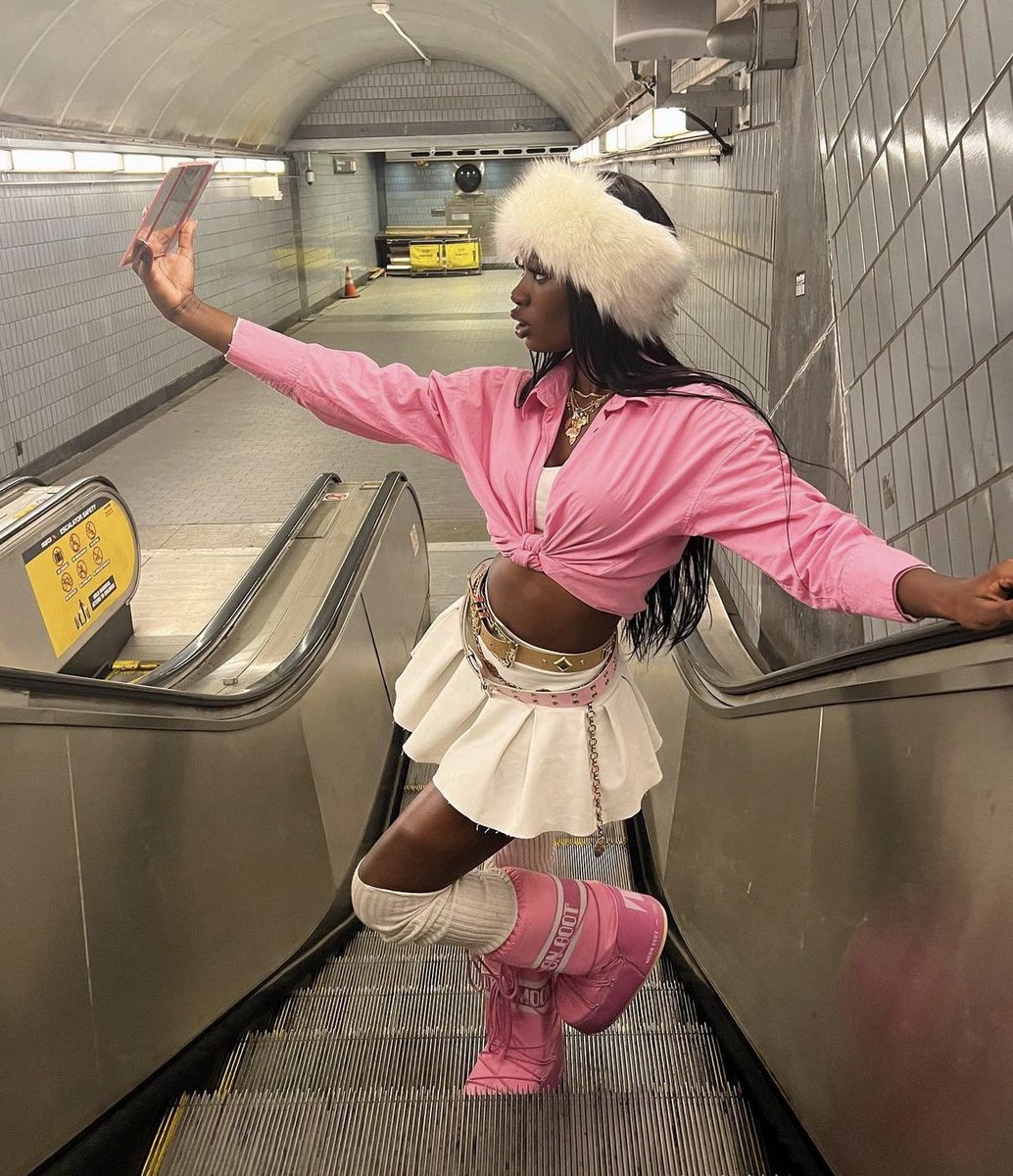 niccoyat's tweet photo. nobody asked, but my favorite Aliyah outfits. https://t.co/zkMus3cJkG