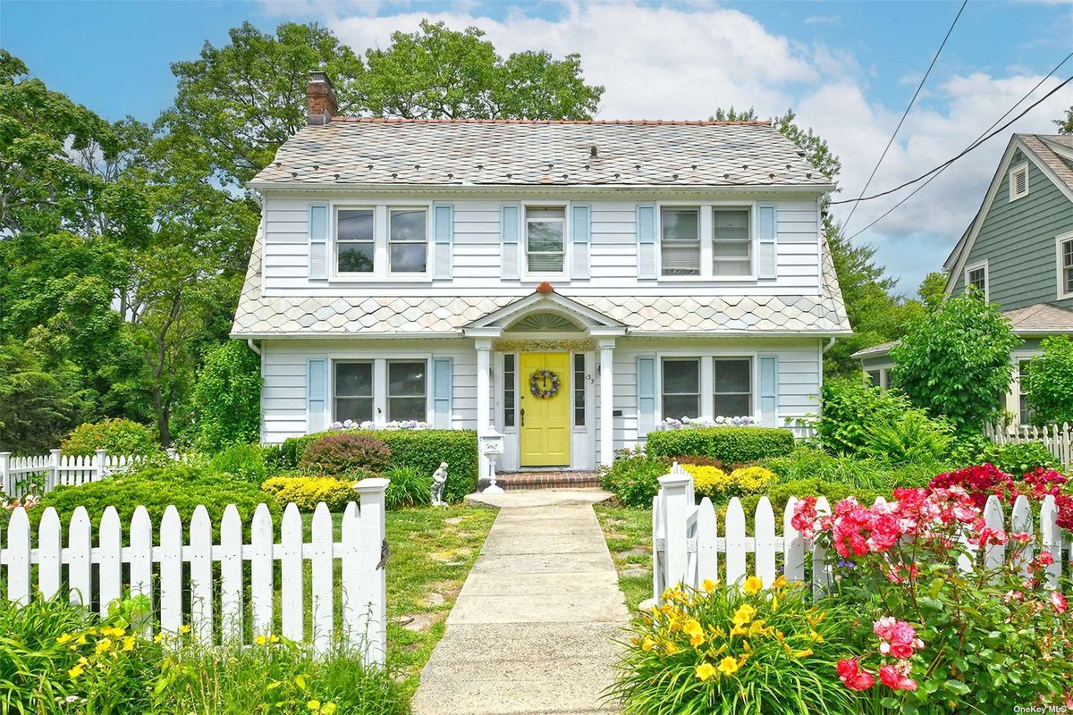 Ready for a change? This 4 BD/ 2 BA in Huntington won't be on the market long.  cpix.me/l/173748038