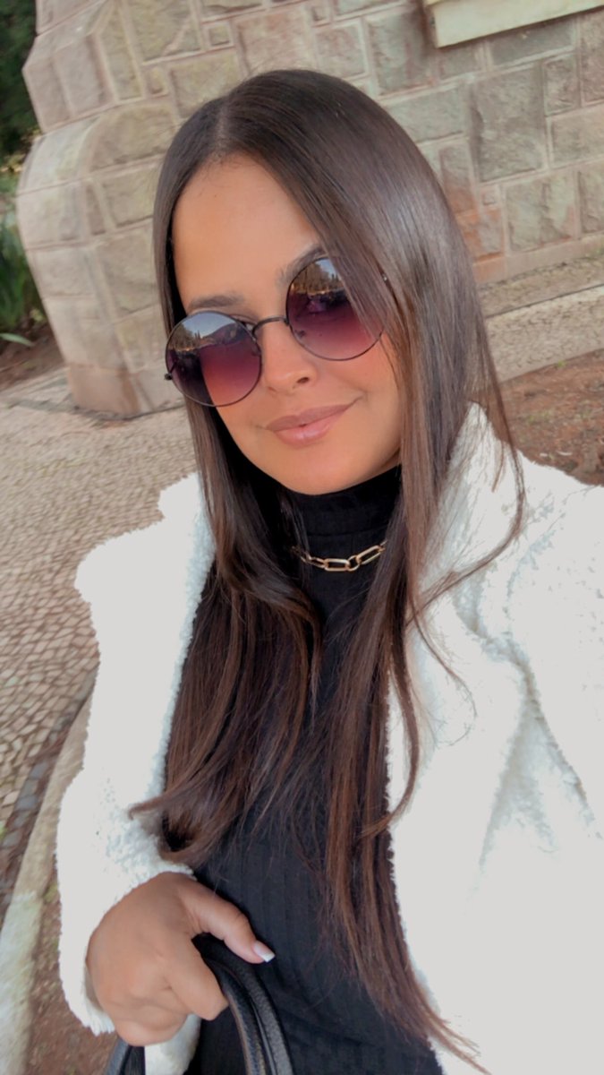 raniellejp's tweet photo. Uma dica que eu aprendi sozinha, mas adoraria ter sido ensinada nova: ande sempre com uma escova de cabelo na bolsa! https://t.co/UoOMIQyQbU