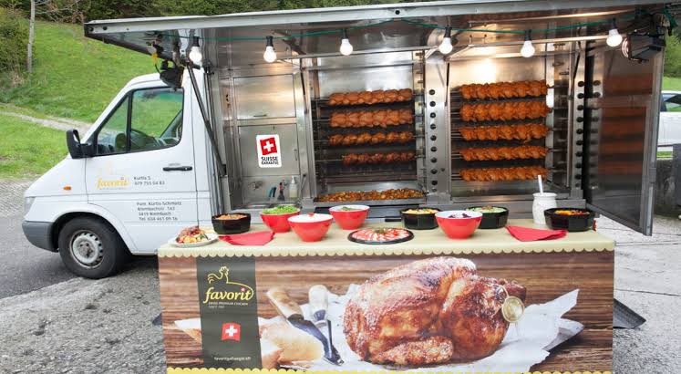 La receta del pollo a la brasa tiene su origen en Suiza 🇨🇭 y la trajo al Perú 🇵🇪 el suizo Roger Schuler quien inauguró en 1949 el famoso local pollero La Granja Azul en Ate. 

En Suiza este método de rotisserie sigue siendo muy común 👇