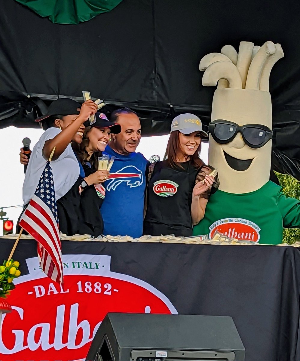 Your "Cheese Stacking" queens 🧀👑

<a href="/taylor_epps_/">Taylor Epps</a> <a href="/Hope_Winter/">Hope Winter</a> and ME 🙃😍

Thank you <a href="/sangwichking/">Chef Marco</a> for the donation to our charities!!