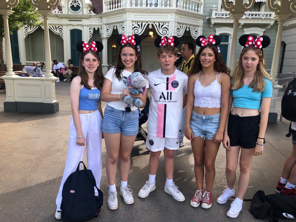 HelenaRomanes's tweet photo. Our day at Eurodisney was a success! #disney #rollercoasters #mickeyears #goofyhat https://t.co/9u8GmleUi4