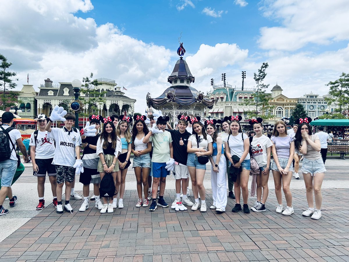 HelenaRomanes's tweet photo. Our day at Eurodisney was a success! #disney #rollercoasters #mickeyears #goofyhat https://t.co/9u8GmleUi4