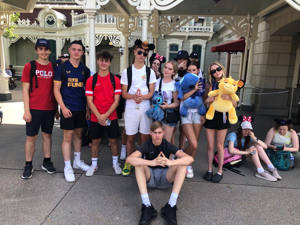 HelenaRomanes's tweet photo. Our day at Eurodisney was a success! #disney #rollercoasters #mickeyears #goofyhat https://t.co/9u8GmleUi4