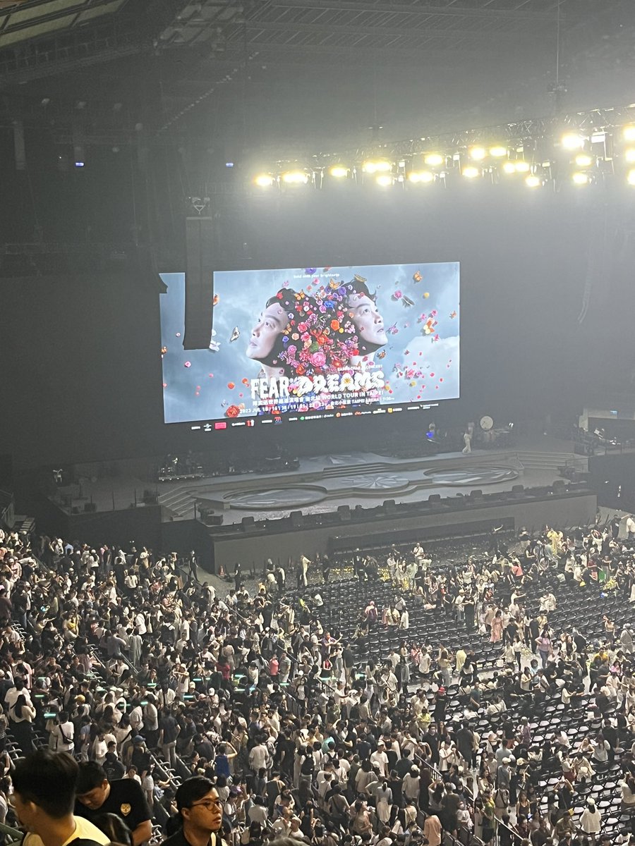 一言難盡的演唱會
唱到「我們」、「好久不見」時，濕了眼眶，但大部分的粵語歌時間，我進不去了🥲 
anyway, Eason的唱功超棒👍