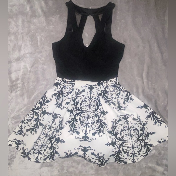 mrbenterprises's tweet photo. So good I had to share! Check out all the items I'm loving on @Poshmarkapp #poshmark #fashion #style #shopmycloset #crystaldoll #wondernation #hayleypaigeoccasions: https://t.co/MIO7kXByXo https://t.co/FlxnO73P6N