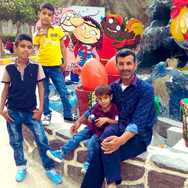 Jeanne2022Rev's tweet photo. #عباس_دریس در جری��ن اعتراضات آبان ۱۳۹۸ به همراه برادر خود محسن دریس بازداشت و به اتهام “محاربه، اخلال در نظم و مشارکت در قتل یکی از نیروهای یگان ویژه نیروی انتظامی موسوم به نوپو” به اعدام محکوم شده است
خانواده رضا صیادی از نیروهای یگان ویژه که عباس دریس را به قتل وی متهم کرده اند  به طور رسمی اعلام کرده‌اند که هیچ شکایتی از آقای دریس ندارند. با توجه به یافت نشدن گلوله در بدن مقتول ،شناسایی منشا گلوله یا سلاح گرم مسئول مرگ افسر غیرممکن است.آقای خزائلی (دادبان) بر این احتمال تاکید می کند که گلوله ای که جان افسر پلیس را گرفته، از اسلحه سایر افسران دخیل در این حادثه شلیک شده باشد. در ادامه می گوید عباس هرگز نزد مقام قضایی اعتراف نکرده است. بنابراین، تنها دلیل ارائه شده علیه وی، اعترافات خودبه خود در برابر بازرسان غیرقضایی است. اتهامات وارده به عباس دریس هرگز در دادگاه علنی با رعایت موازین حقوقی و دادرسی عادلانه و با داشتن وکیل انتخابی مورد بررسی قرار نگرفته است و هیچ سندی مبنی بر اتهامات او وجود ندارد و هرچه بوده ادعای بی‌سند شفاهی بوده است.
 "عباس مردی از تبار درد و رنج و تبعیض در انتظار حکم اعدام نشسته.او متهم به خرید اسلحه است اما خانواده‌اش معترضانه می گوید: “ما اگر پول داشتیم که اسلحه بخریم نان می خریدیم".
#AbbasDeris