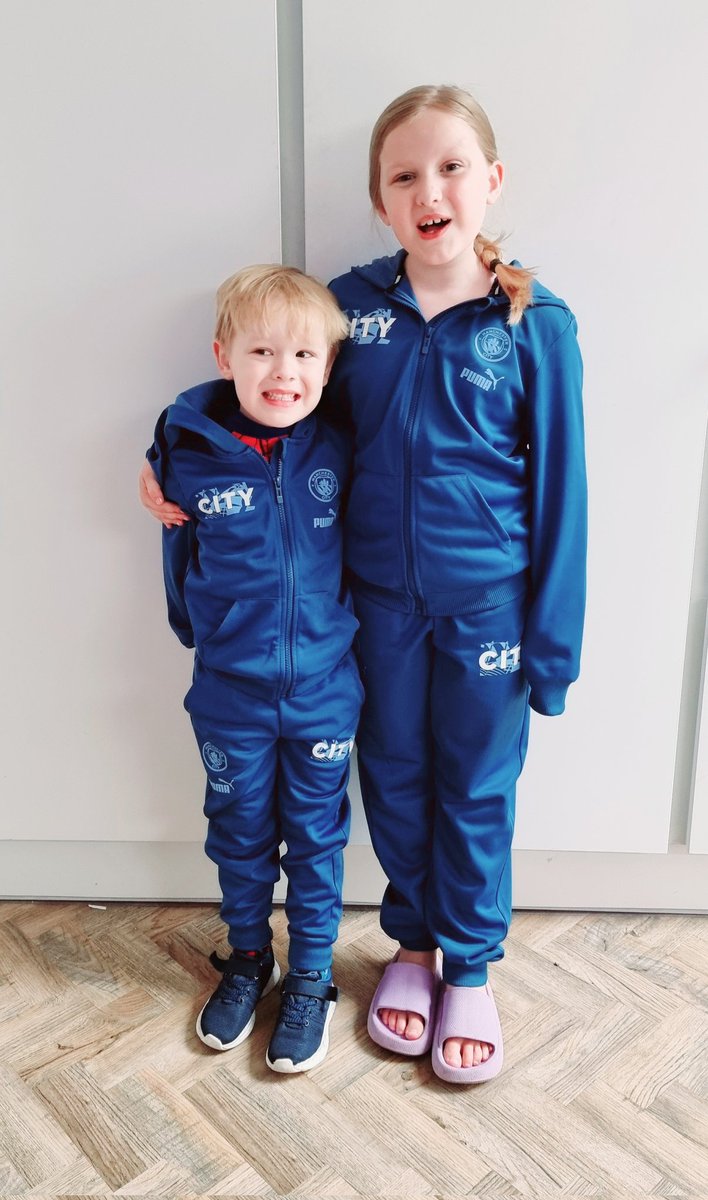 MrsMartickey's tweet photo. The Hickeys, ready for their swimming lessons this morning #BroadoakHFF23 @Broadoak_Year2 https://t.co/zT1a5YvDUe