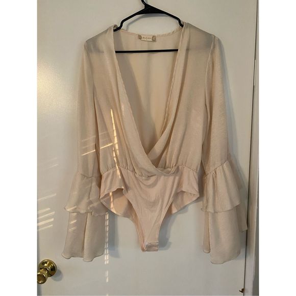 2chicksandacam2's tweet photo. So good I had to share! Check out all the items I'm loving on @Poshmarkapp #poshmark #fashion #style #shopmycloset #altardstate: https://t.co/uOBzwGqzM0 https://t.co/AaG5KFHitp