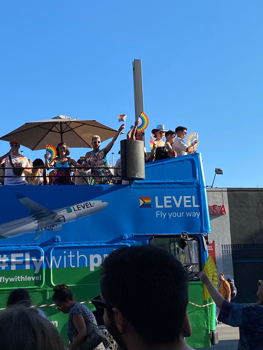 rogerfonttv's tweet photo. 🏳️🌈 Fantasia de #PrideBarcelona 🙈✈️ #flywithlevel https://t.co/oXG0tZyiwQ