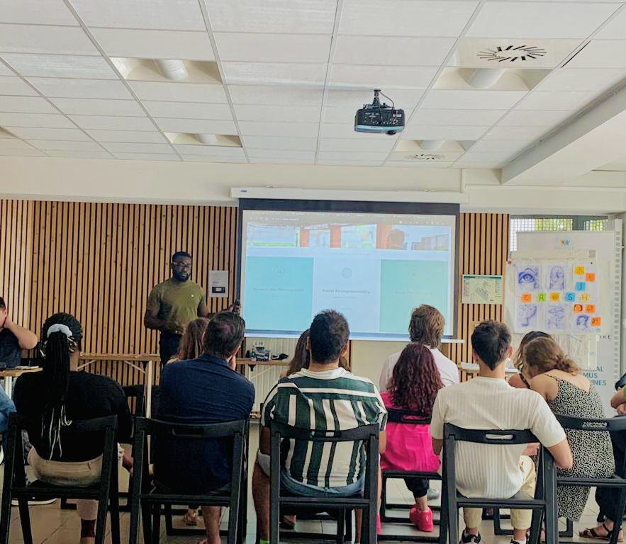 kevygilles's tweet photo. I love to share insights from my research with community economy practitioners. Today, as part of #UpRural training course organised by @resopaFR and facilitated by @GBrezoiu I talked about how initiatives can collaborate &amp; mutualize their ressources instead of working in silos. https://t.co/cyUIbt59Mk