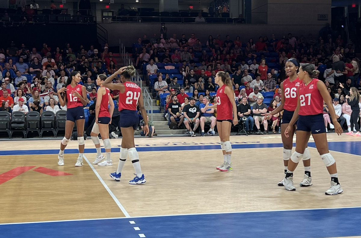 Bronze medal match 🥉 Poland won 1st set over @usavolleyball 25-15. #teamusa with a new starting 6 set ✌️ 👀 only Libero Wong-Orantes remains on floor 🏐 Perfect illustration of the “14 strong” motto of this team #Olympic gold medalists coming off bench #depth #vnl #volleyball