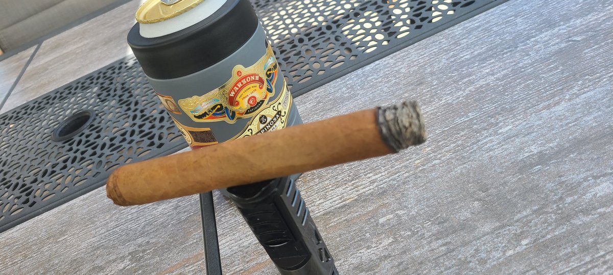 DBabeluck's tweet photo. Been a bit lazy today and just getting around to a cigar. Fired up a #FarmRolled for the first one. Can't tell you which one it is since 3 of the 4 are damn near the same size, and there are no tags on the cello. A bit nutty with a light smoke and some sharpness on the retro. https://t.co/Gt35OXRaMk