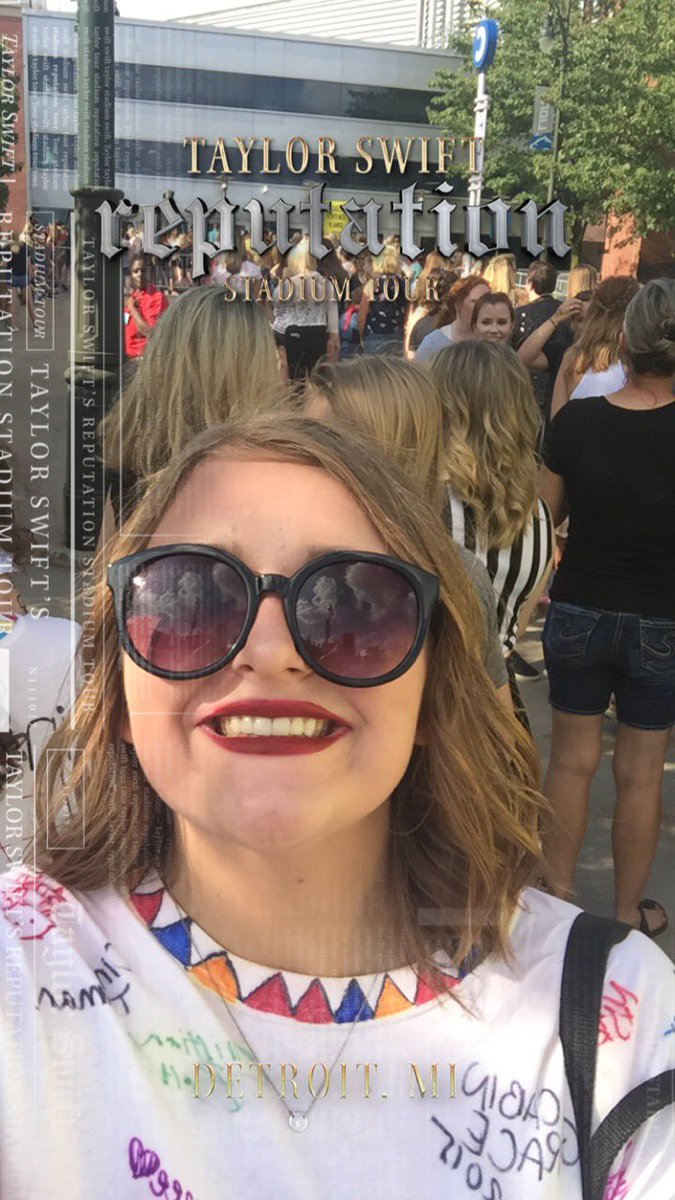 jade_iemrgs's tweet photo. happy international snake day 🐍 #reptourdetroit circa 2018-!! @taylornation13 @taylorswift13 https://t.co/JCRdAEs6qt