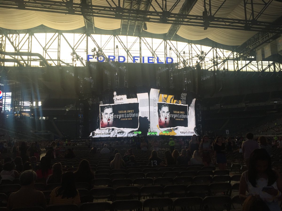 jade_iemrgs's tweet photo. happy international snake day 🐍 #reptourdetroit circa 2018-!! @taylornation13 @taylorswift13 https://t.co/JCRdAEs6qt