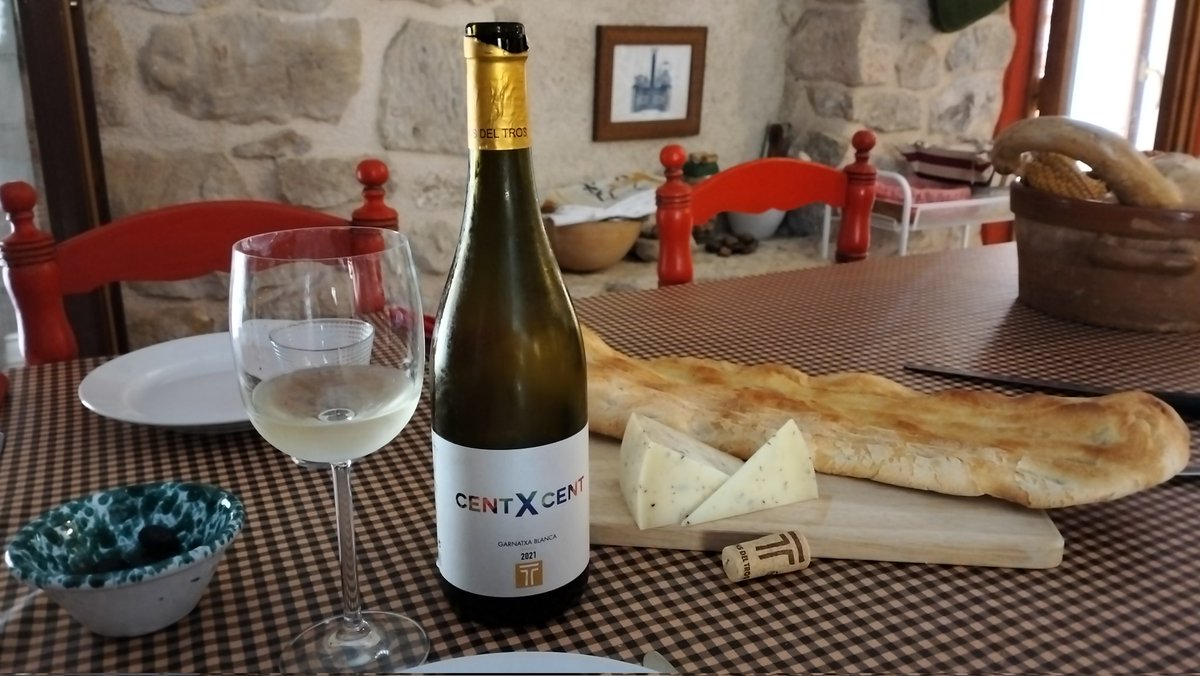 EireGarbi's tweet photo. No són vacances fins que s'obre un centxcent del @vinsdeltros maridat amb un formatge d'ovella trufat i un estirat de Cal Mariano d'Orta de St.Joan https://t.co/32xRgDCxmb
