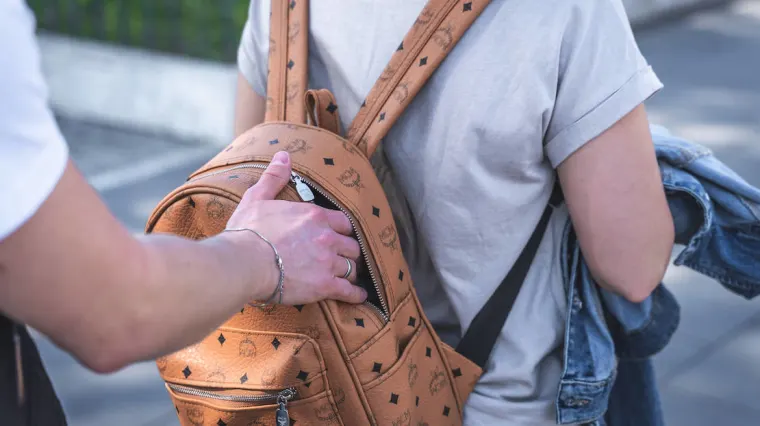 ManifestoComuna's tweet photo. ‘Attenzione, Pickpocket!’: os TikToks virais de uma mulher italiana oferecem um bom lembrete aos viajantes https://t.co/TsWuGIIPQL https://t.co/pyq8d4gymk