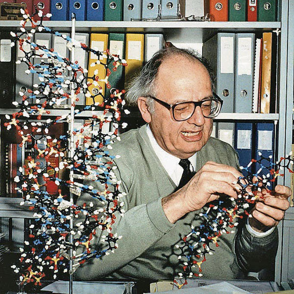 🌻Albert Eschenmoser died on July 14 three weeks before turning 98—very sad news. This giant of #organicchemistry had spent his whole career <a href="/ETH_DCHAB/">D-CHAB</a>. He was famous for the #totalsynthesis of vitamin B12 (with R. B. Woodward) and the development of #syntheticmethods as well as