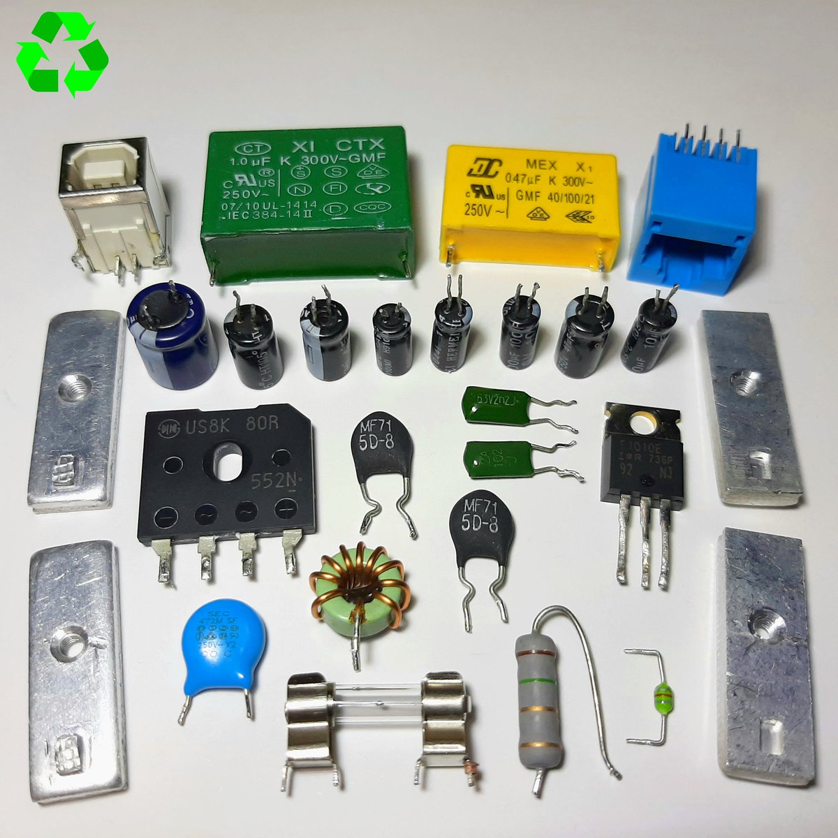 pleyades_it's tweet image. Electronic components recovered from three discarded PCBs. All that components are useful for personal projects, prototyping, learning and testing in my little #electronicslab. 
 #electronics #electronicprojects #recycling #automation  #maker #technology #electronicsgeek #diy