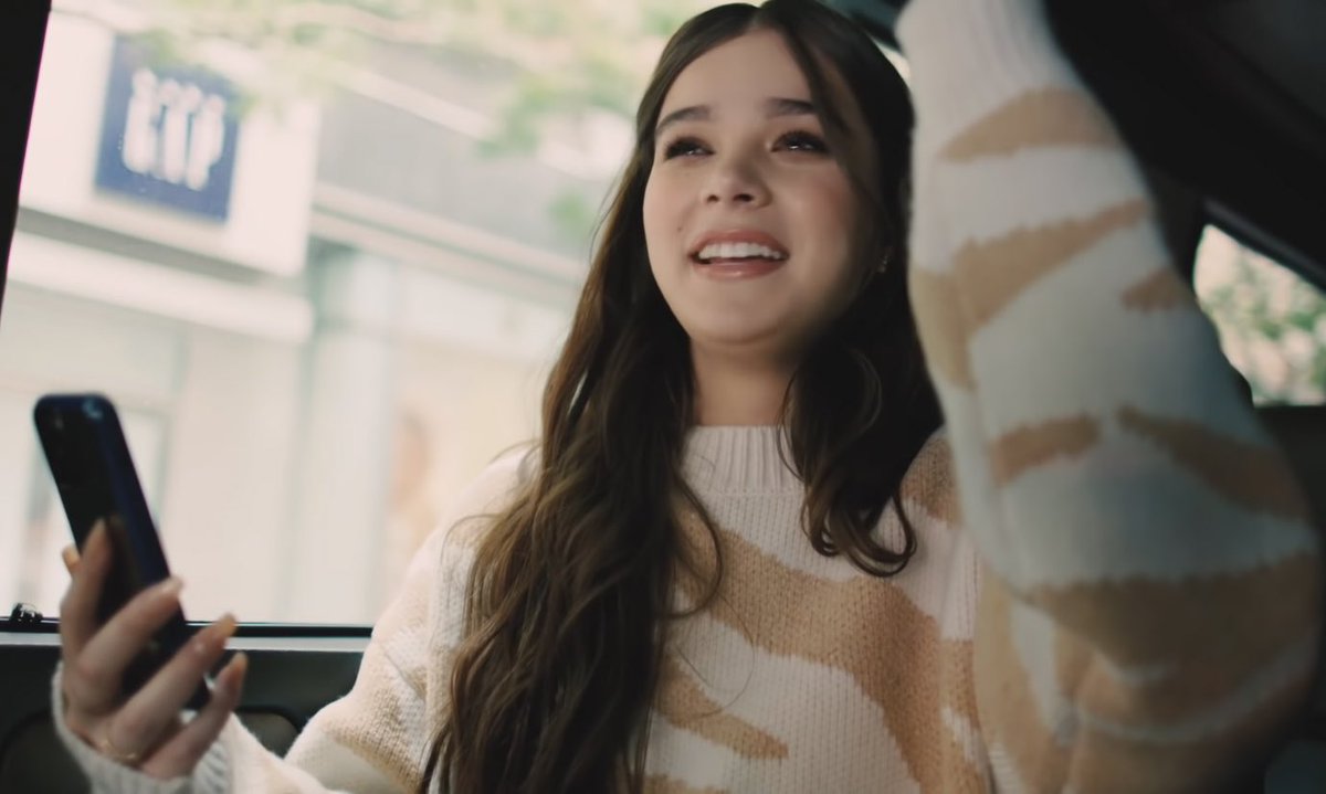 archiveshailee's tweet image. hailee steinfeld radiates comfort