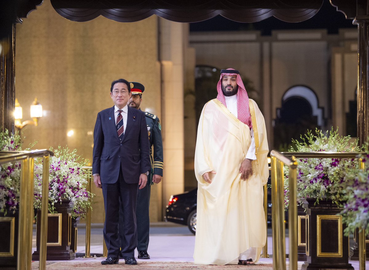 سمو سيدي #ولي_العهد يستقبل في قصر السلام بجدة دولة رئيس وزراء اليابان ويقيم مراسم استقبال رسمية لدولته.
#رئيس_وزراء_اليابان_في_المملكة