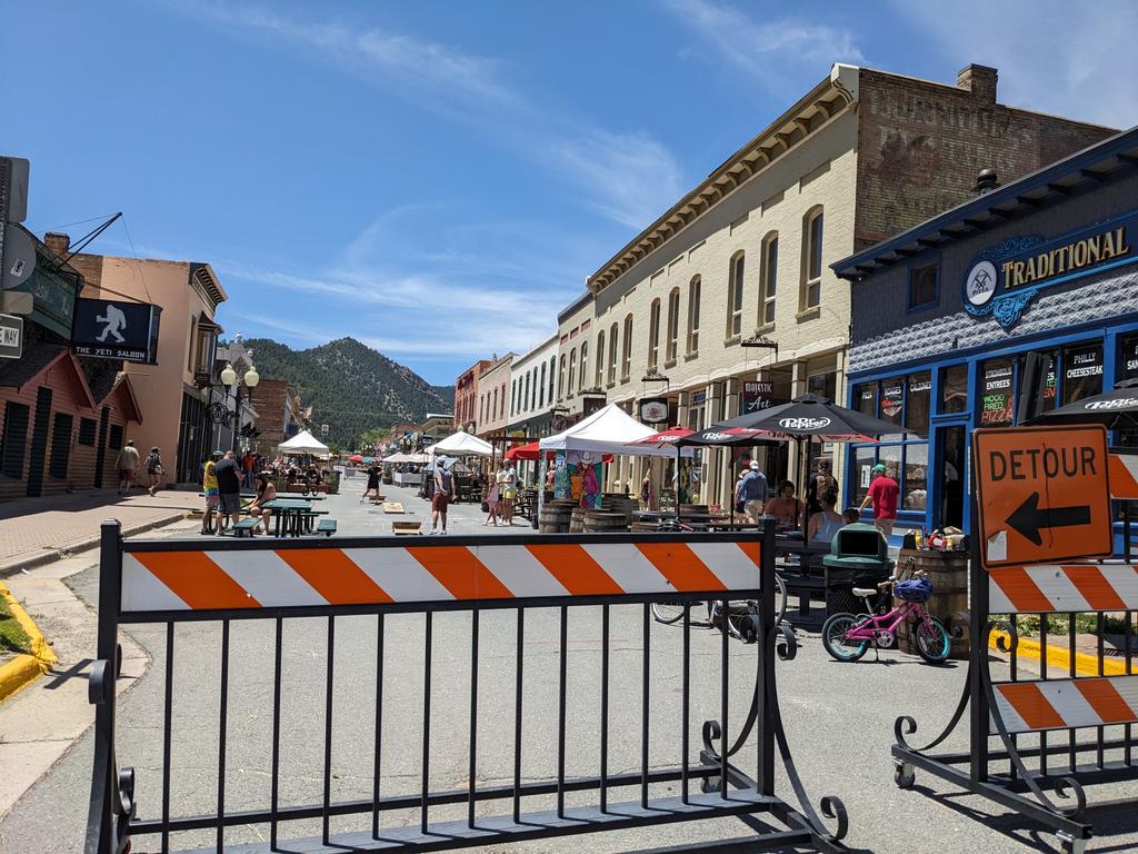 Love the main street closed to cars in @myidahosprings - cornhole, restaurant seating, walking, biking = fun. #streetsareforpeople