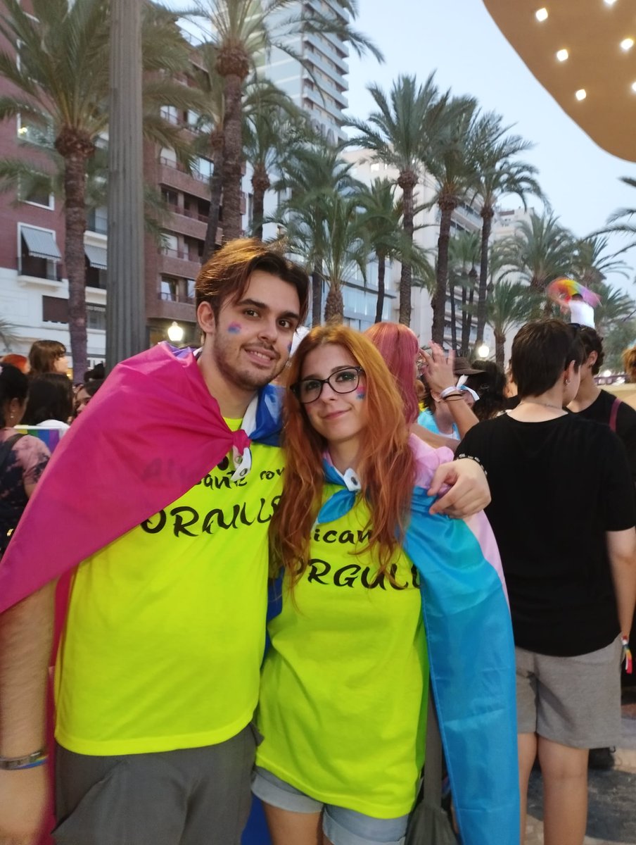 KilluaPlank's tweet image. El otro día con mi novio en el orgullo, fue genial, con la bandera bi a mis espaldas

#orgullalacant #orgulloalicante