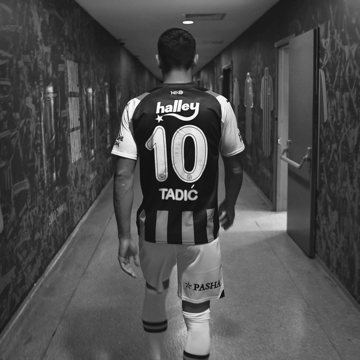 BİLGİLENDİRME | Yeni transferimiz Dusan Tadic’in fotoğrafı transfer sürecinde büyük bir mesai harcayan Beşiktaş J.K. taraftarını mutlu etmek için geçici süreliğine siyah&amp;beyaz hale getirilmiştir.