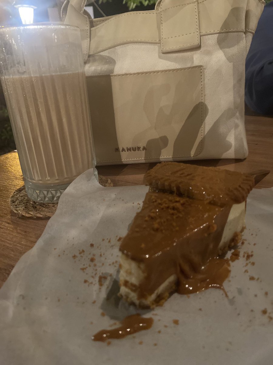 statusuzler's tweet image. Keyfim yerine geldi.
#lotus
#cheesecake
#icelatte 
#iyigeceler