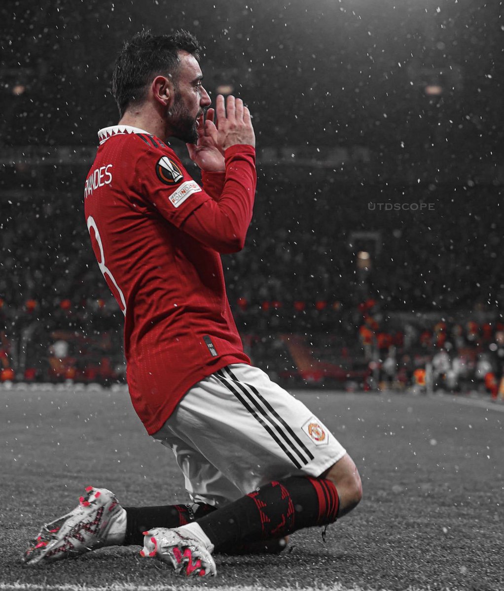 JustOneUtd's tweet photo. Manchester United, Bruno Fernandes or Lisandro Martinez for Captain?  🤔

❤️ like for Bruno Fernandes 
🔃 Retweet for Lisandro Martinez https://t.co/mSDSrnyt49