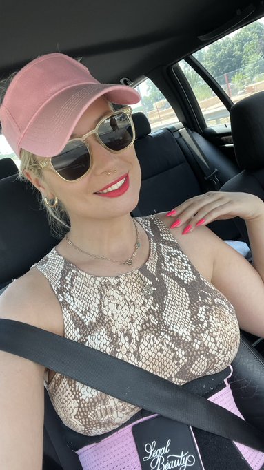 Which one? 😜😇 https://t.co/gindQuu6ZK<a href="/tag/mountain"class="tags"><span>#mountain</span></a><a href="/tag/pee"class="tags"><span>#pee</span></a>