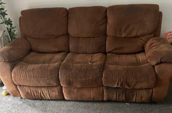OFFER: 3 seater recliner sofa (Stonehouse) ilovefreegle.org/message/100895…