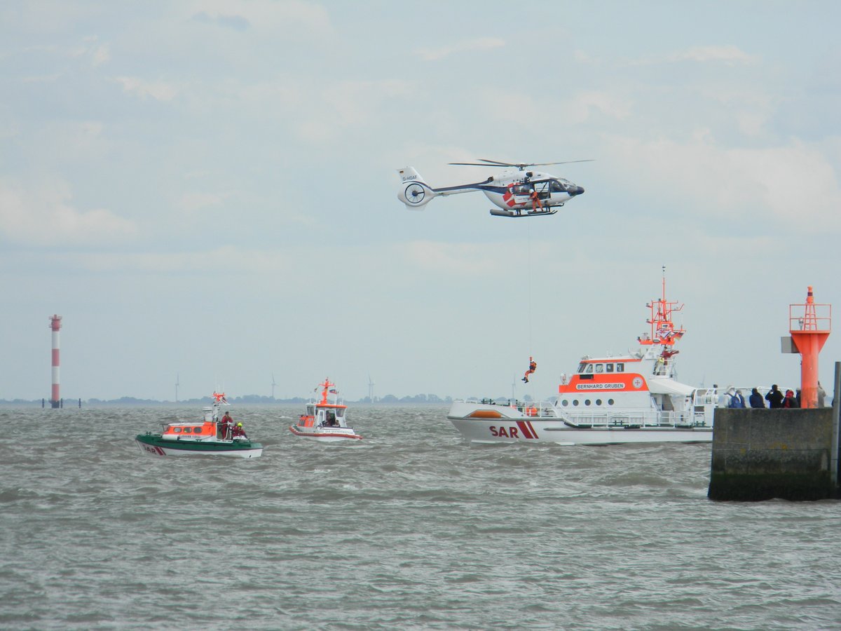 Der_Tee_Trinker's tweet photo. Tag der offenen Tür der #Seenotretter #Wilhelmshaven, mit PETER HABIG, FRITZ THIEME, BERNHARD GRUBEN, JOHANN FIDI und NHC-Heli bei der #WinchEx. #DGzRS #TeamSeenotretter https://t.co/ounvbRVBar