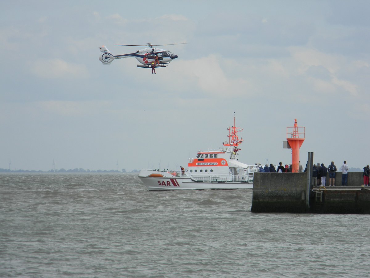 Der_Tee_Trinker's tweet photo. Tag der offenen Tür der #Seenotretter #Wilhelmshaven, mit PETER HABIG, FRITZ THIEME, BERNHARD GRUBEN, JOHANN FIDI und NHC-Heli bei der #WinchEx. #DGzRS #TeamSeenotretter https://t.co/ounvbRVBar