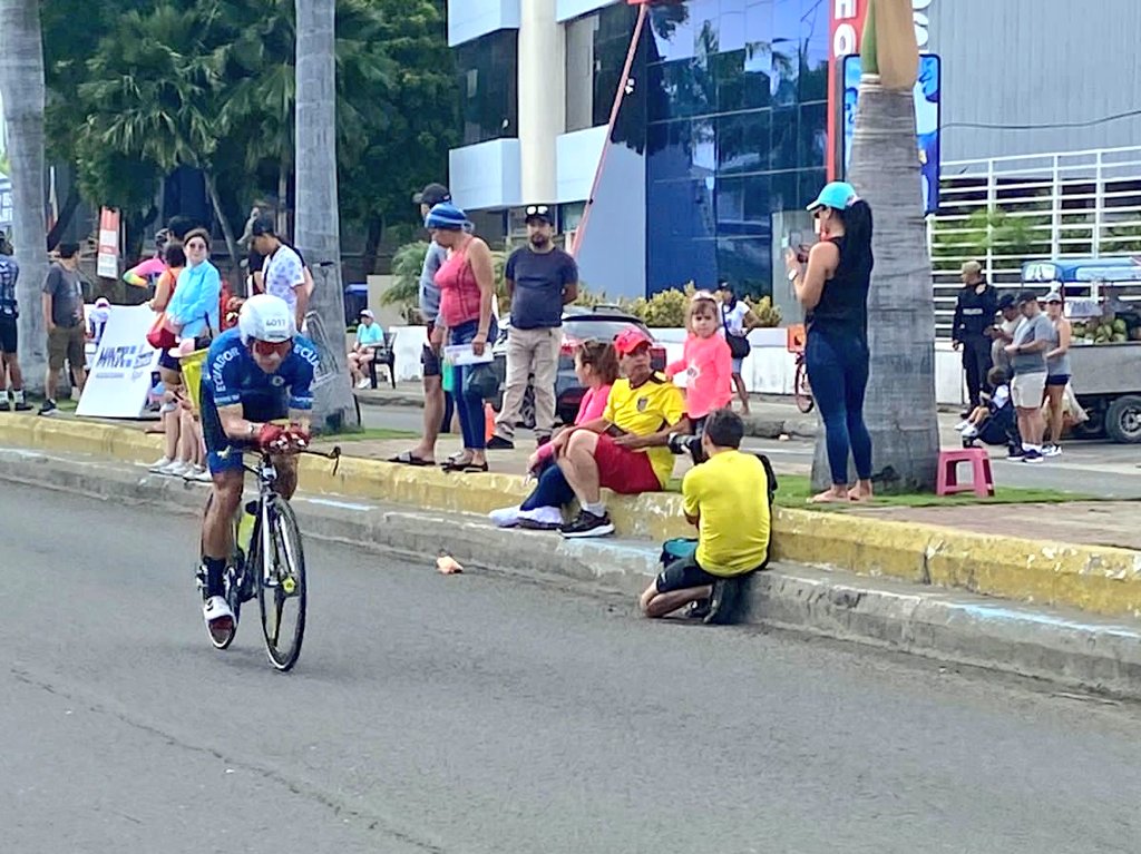 BomberosQuito's tweet photo. 🏊🚴 🏃🏿#IronMan 70.3 | Nuestros deportistas de élite con mucha dedicación, compromiso y disciplina han dejado en alto el nombre de nuestra institución hoy en Manta.

👏 Estamos muy orgullosos de su excelente desempeño, los resultados hablan por sí mismos. https://t.co/yFqFQDDWQb