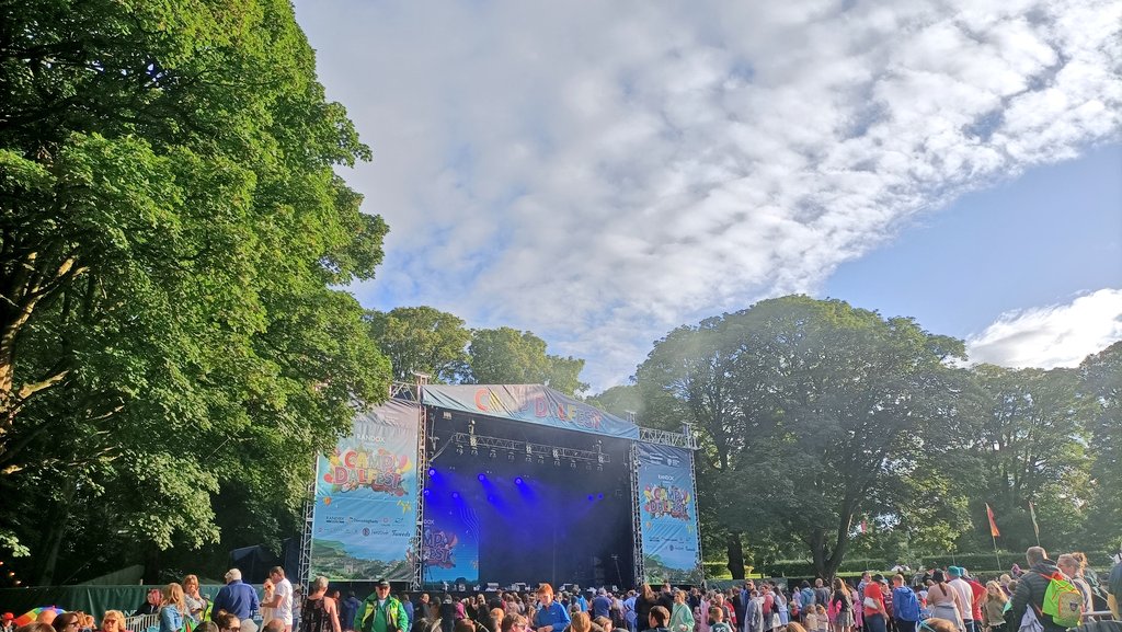 TommyAshe13's tweet photo. #dalfest sunshine and showers but what a fantastic event this is.
@angie_weather
@barrabest
@bbcniweather
@WeatherCee
@WeatherAisling
Beautiful end to Sunday https://t.co/lT8S4Mvmud